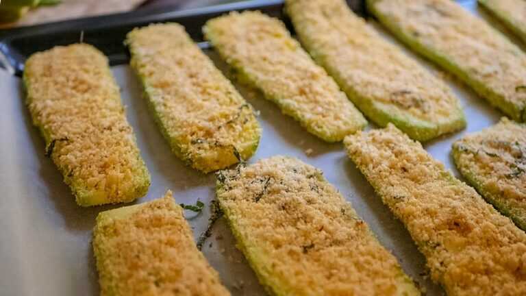 🥒 Koniec ze smażeniem cukinii: pieczone łódeczki z parmezanem i sosem czosnkowym