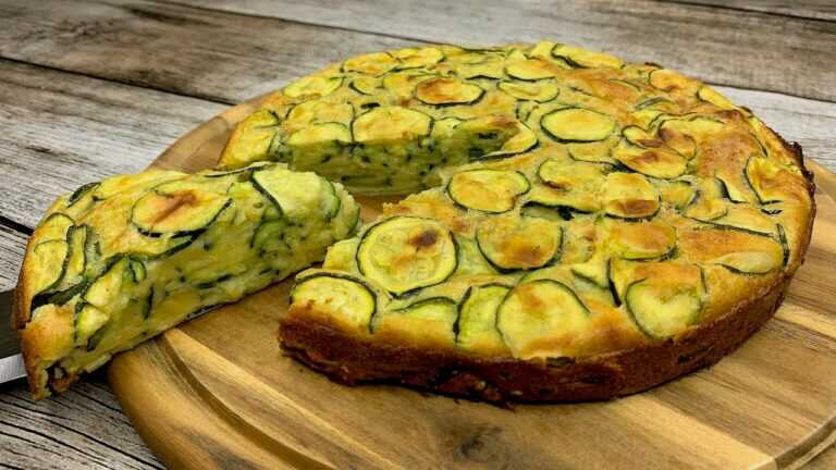 🥒 Więcej cukinii niż ciasta: prosty wytrawny placek z mlekiem i parmezanem