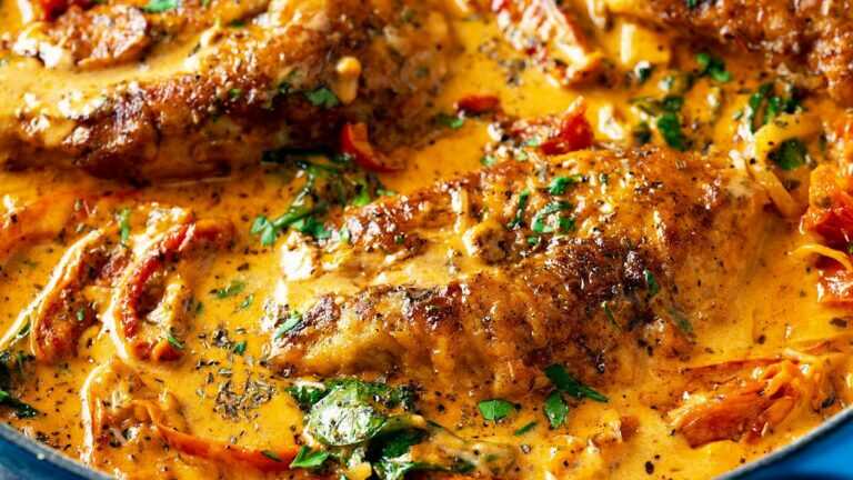 🍗 Kurczak po toskańsku – kremowy sos, suszone pomidory i szpinak