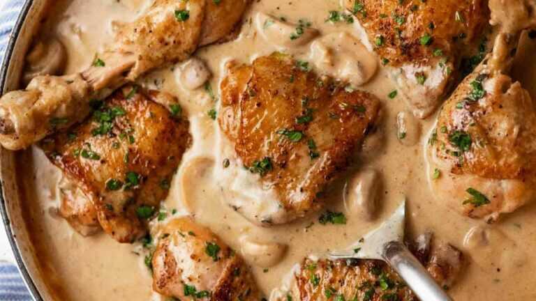 🍗 Francuskie fricassée z kurczaka – szybki, kremowy gulasz z pieczarkami