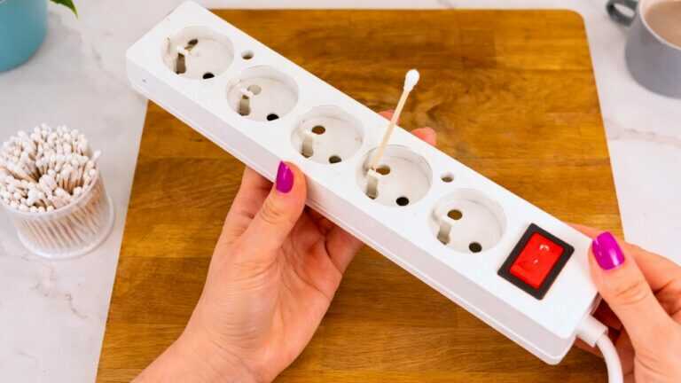 Insère des coton-tiges dans les trous de la multiprise. Cet effet te surprendra