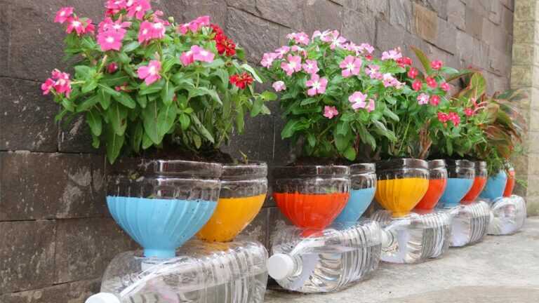 Idée astucieuse pour les bouteilles en plastique, recycler des bouteilles en plastique en pots de fleurs