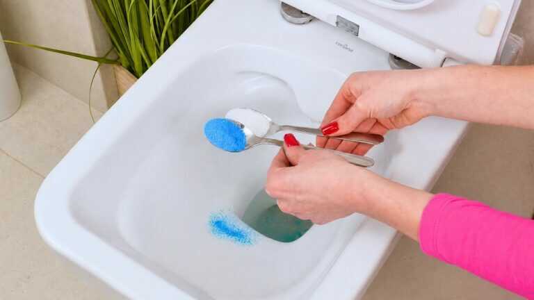 Comment nettoyer les toilettes ? L’astuce des femmes de chambre qui enlève le calcaire et les taches jaunes