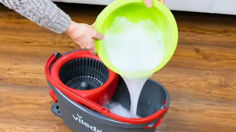 Lave le sol avec ceci 1 fois. Pendant 2 semaines tu ne prendras pas la serpillière