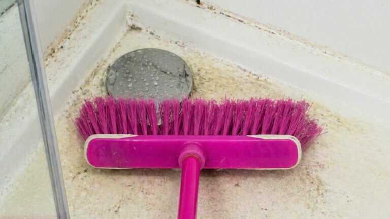 Smetti di comprare detergenti per la doccia! Questo trucco fai-da-te funziona meglio dei prodotti chimici