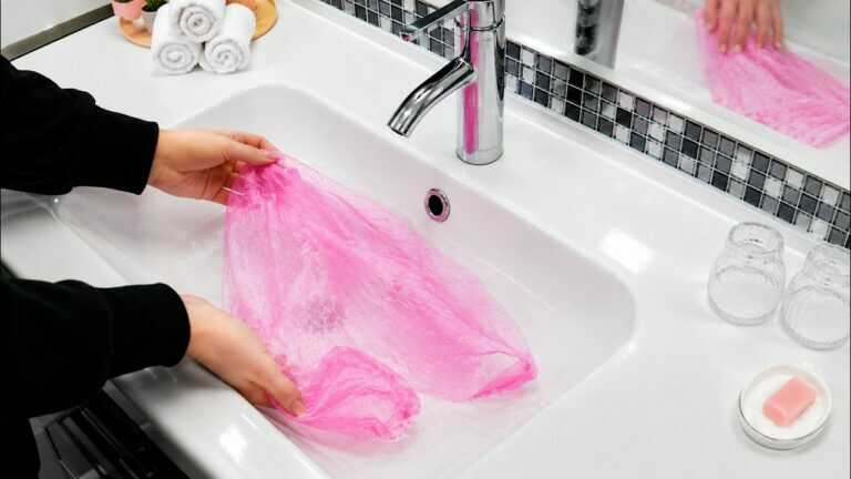 Un sac en plastique dans le lavabo de l’hôtel ? La meilleure astuce de voyage pour vos prochaines vacances