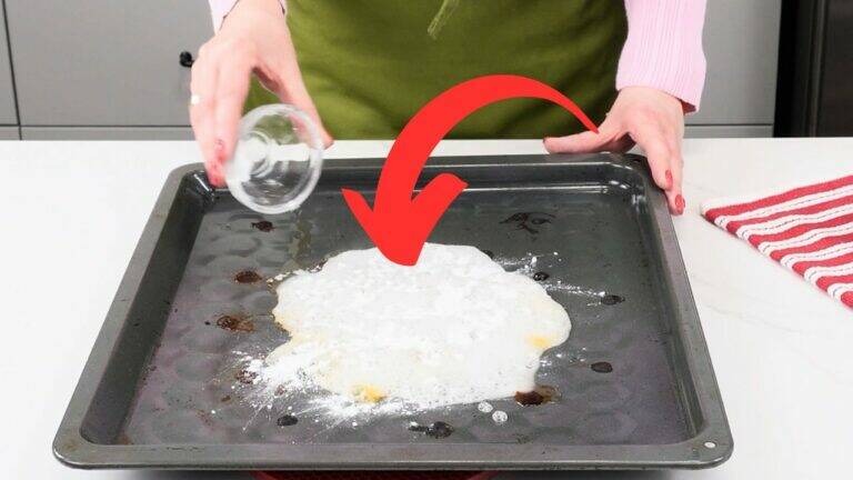 7 erstaunliche Tricks, um Ihre Backbleche und den Ofen blitzsauber zu bekommen!