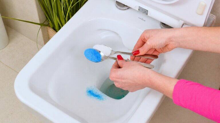 5 Trucchi per Pulire la Toilette: Rimuovi Macchie e Calcare Facilmente!