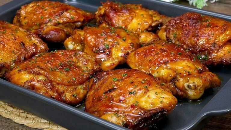Jest tak pyszny, że robię go prawie co tydzień! Soczyste udka z kurczaka w słodko-pikantnej glazurze 🍗