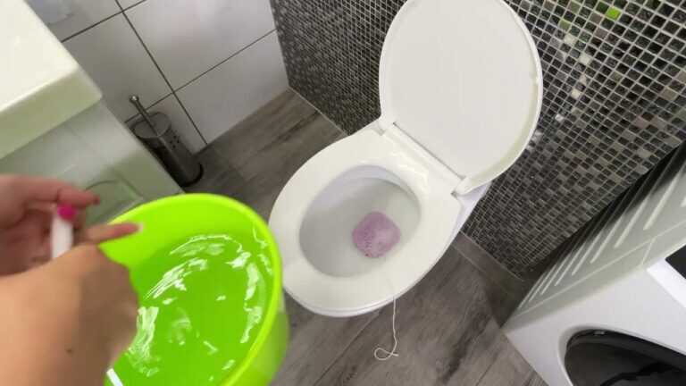 Mettez un BALLON dans vos toilettes ! Cette astuce secrète les fera BRILLER comme NEUF !