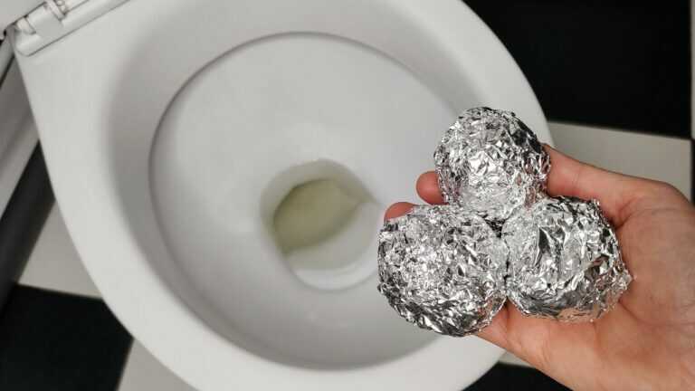 Ich habe Aluminiumfolie in die Toilette gelegt und so etwas nicht erwartet! Das Ergebnis hat mich überrascht 💥