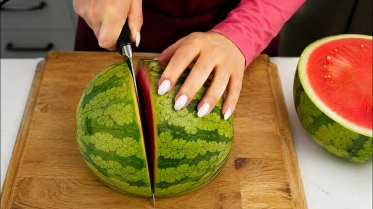 Coupez la pastèque de cette façon. Zéro désordre, des morceaux parfaits prêts en quelques secondes !