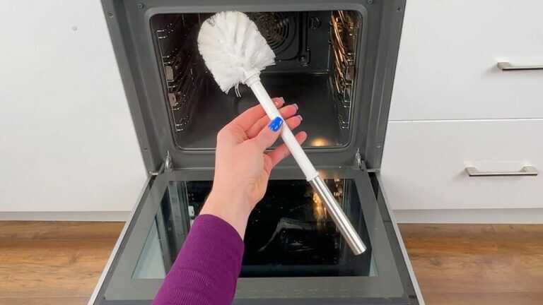 Meine Schwiegermutter bewahrt sie im Ofen auf. Als ich den Grund erfuhr, kaufte ich selbst so eine Bürste