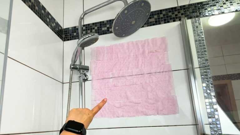 Klebe das auf deine Badezimmerfliesen. Kalkablagerungen kommen nicht wieder