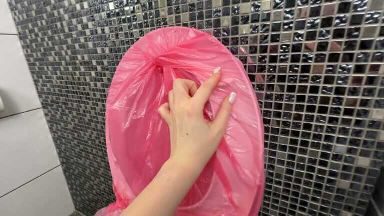 Mettez des sacs en plastique sur les abattants de toilettes – les résultats vous surprendront