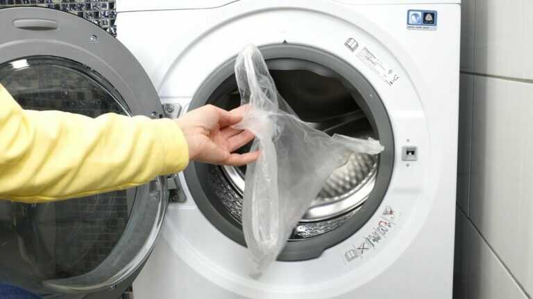 Gooi een plastic boodschappentas in de wasmachine. Je zult iets bijzonders ontdekken