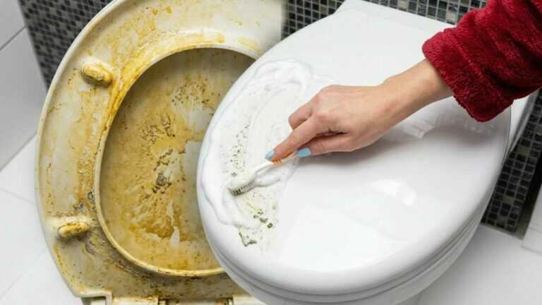 Gele toiletvlekken verdwijnen razendsnel! Eén simpele truc voor een glanzende badkamer