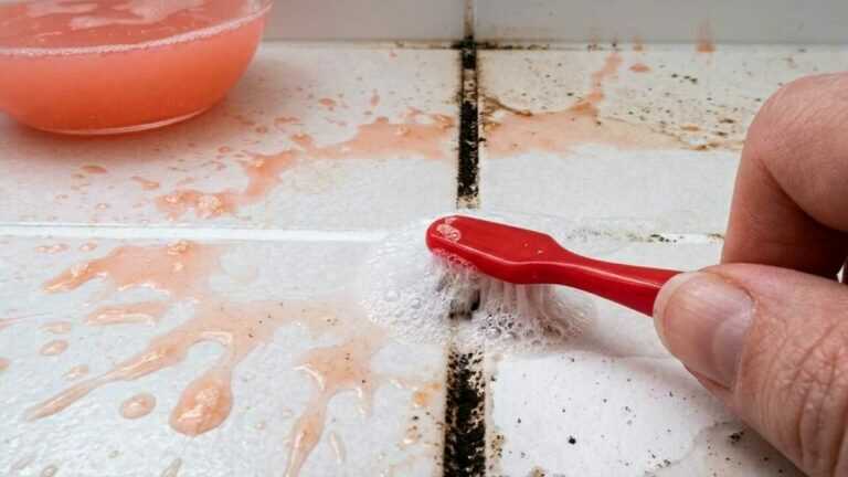 Giet het op de voegen. Jarenlang vuil verdwijnt in enkele minuten