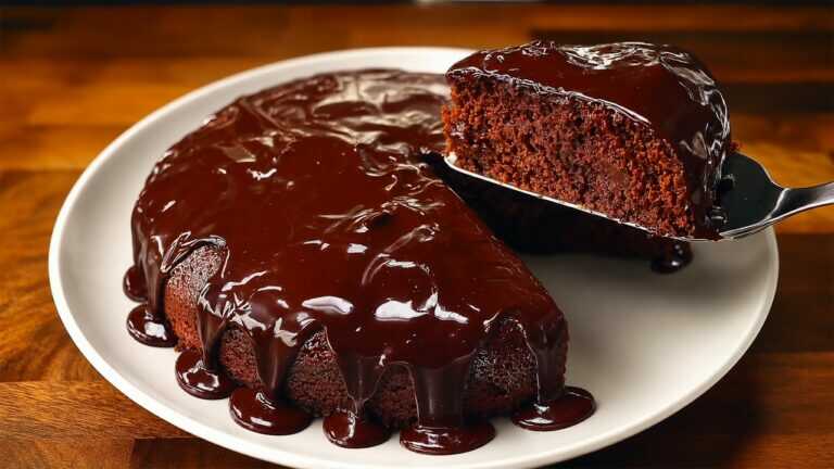 No sugar, no scale, no oven! This banana-chocolate cake is one you have to try