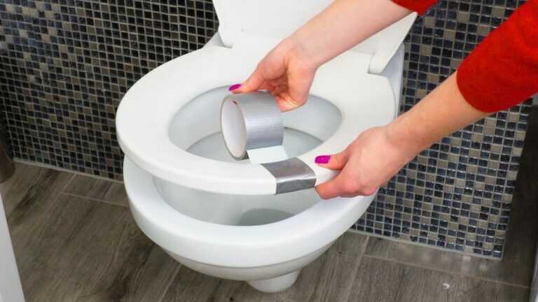 Warum kleben alle Klebeband auf die Toilettenschüssel?