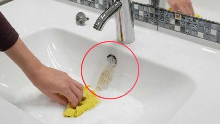 Nur 5 Sekunden! Dieser Trick reinigt den Abfluss bis in den Überlauf
