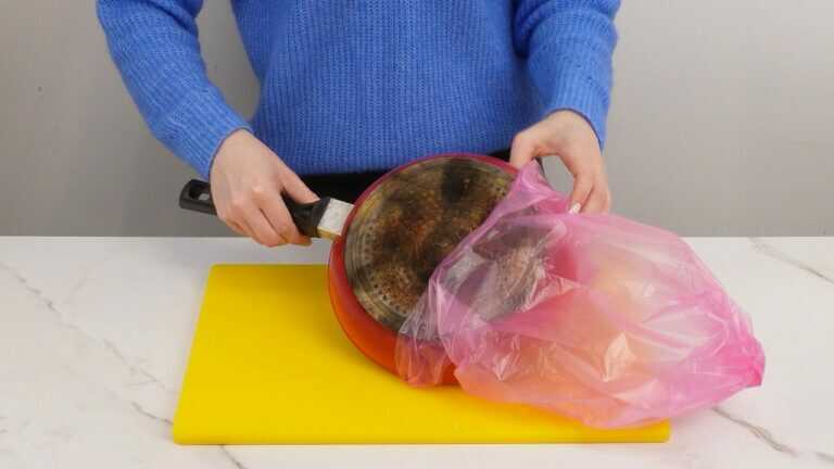 Metti la padella in un sacchetto di plastica! Il risultato ti sorprenderà