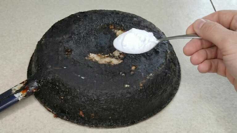 Keine schwarzen Ablagerungen mehr! So kann die Pfanne in 30 Minuten fast wie neu aussehen