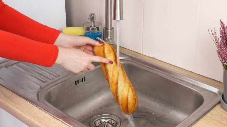 Spül das Baguette mit Wasser ab. Diesen Trick zeigte mir ein Freund aus Frankreich