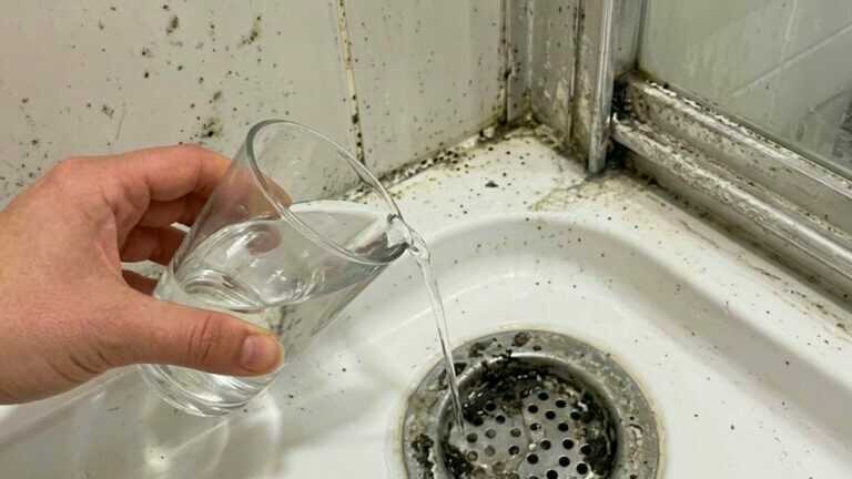 Dieser einfache Trick verändert dein Badezimmer. Die Dusche sieht wieder wie neu aus