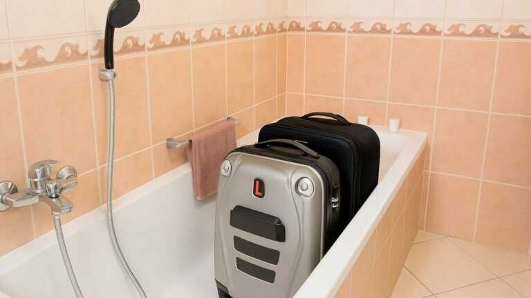 Ich stelle meine Koffer im Hotel immer in die Badewanne… Hier ist, warum du das auch tun solltest!