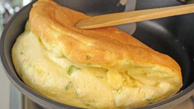 Tylko 5 minut i 2 jajka! Puszysty omlet sufletowy — szybki i prosty