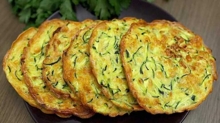 Grattugia 1 zucchina e mettila in forno! Quasi meglio della pizza — ricetta facilissima