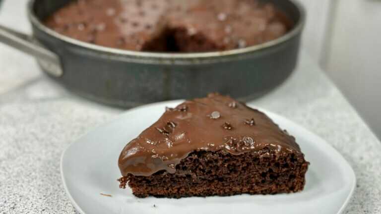 Bez piekarnika, 2 razy szybciej 👩🏻‍🍳 Niesamowicie pyszne, puszyste ciasto czekoladowe z patelni 🍫