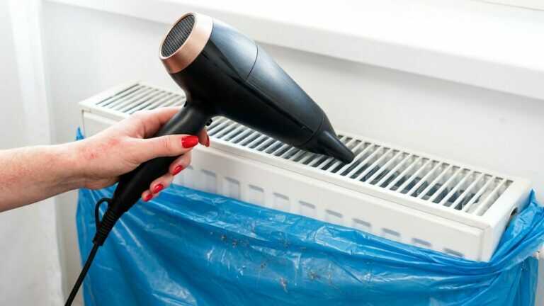 Reinige den Heizkörper nicht wie gewohnt! Dieser Trick mit dem Müllbeutel macht den Unterschied