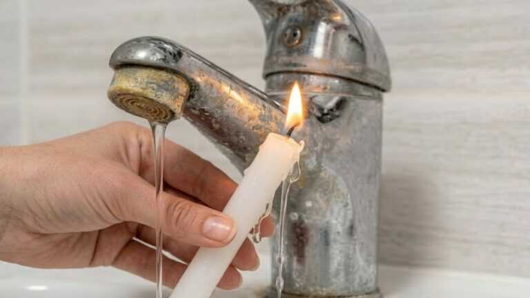 Frottez une bougie sur un chiffon : ce truc fait briller votre robinet