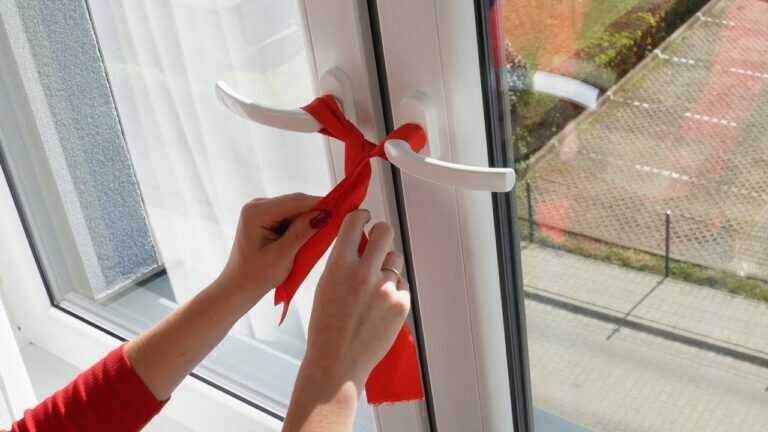 Dieser Trick ist nur wenigen bekannt! Lege ein Band um den Fenstergriff und wickle es herum