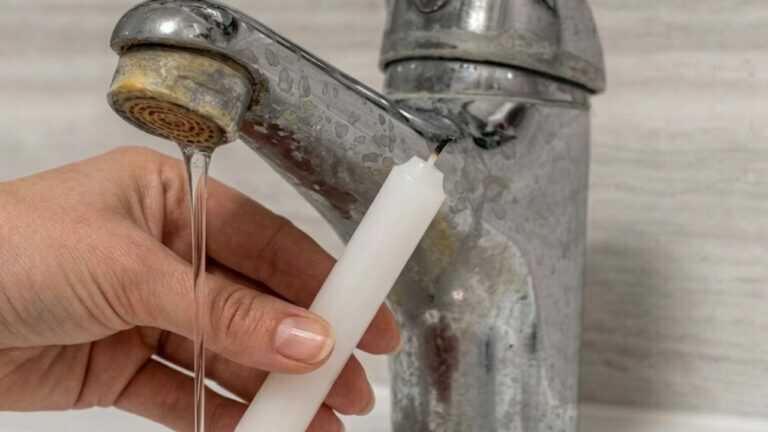 Reibe eine Kerze auf ein Tuch. Dieser Trick verändert deinen Wasserhahn