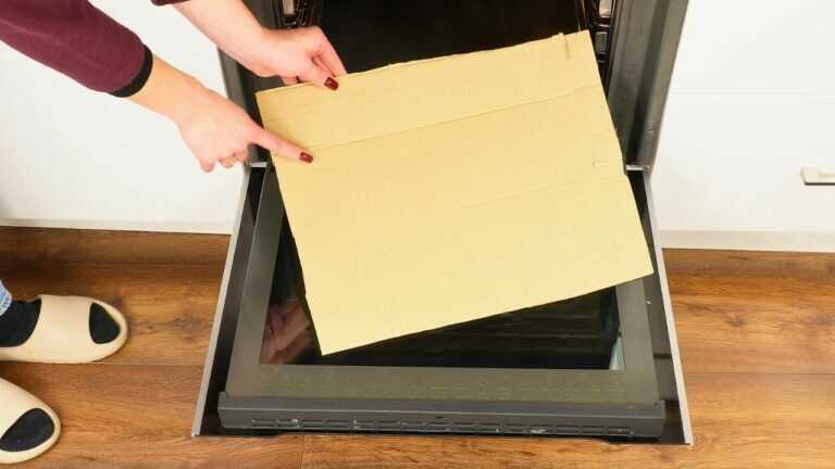 Il trucco segreto del cartone per pulire il forno