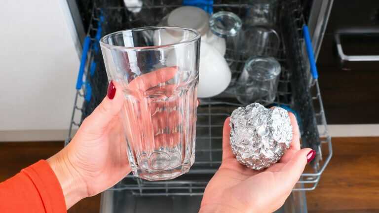 Il segreto dei ristoranti per far brillare i bicchieri (trucco magico)