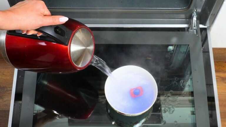 Metti questo nel forno: assorbe le incrostazioni in 30 minuti
