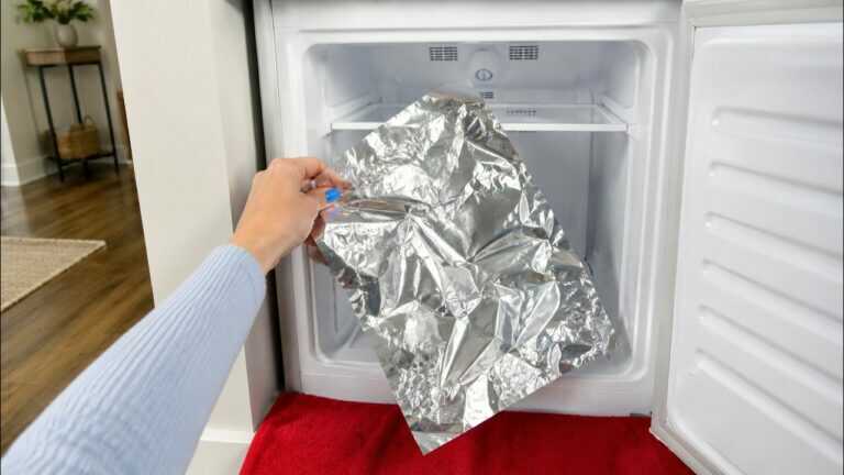 Put a Sheet of Aluminum Foil in Your Freezer! The Ice Comes Off in Minutes