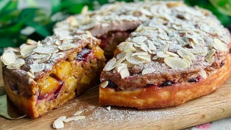 Sezon na śliwki! Bogate ciasto jogurtowe z jabłkami i śliwkami | bez cukru i bez glutenu