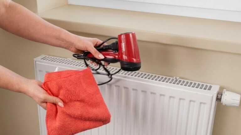 Placez un chiffon sur le radiateur et utilisez un sèche-cheveux : astuce géniale