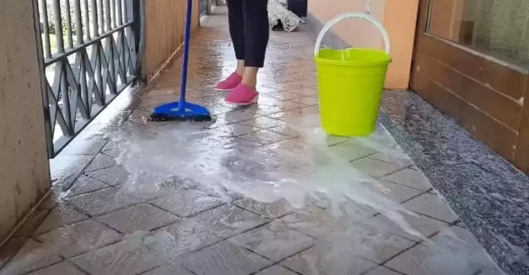 Halte deinen Balkon sauber: 4 praktische Reinigungstipps!