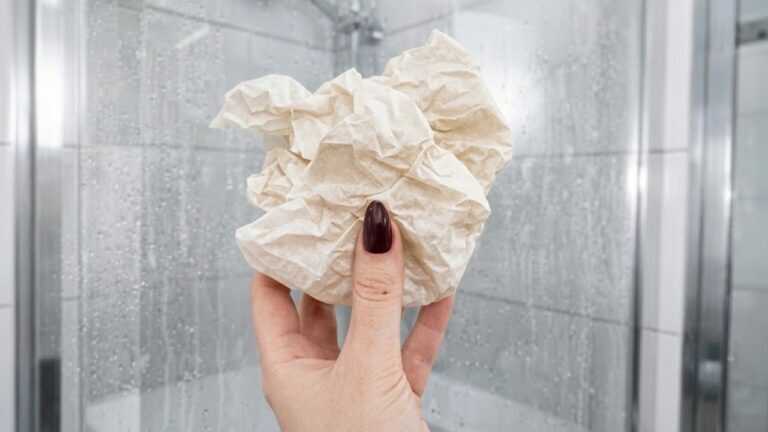 Kalk in der Dusche? Dieser Trick lässt ihn wie von selbst verschwinden