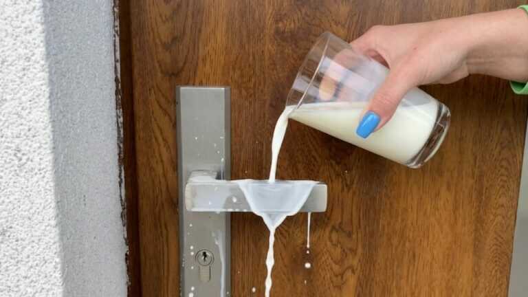Träufle Milch auf die Türklinke und warte 10 Sekunden! Diesen Trick wirst du nicht mehr vergessen
